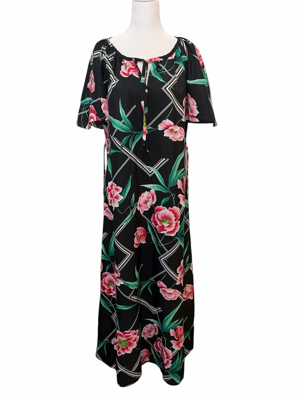 Vintage 1970s Hilo Hattie Hawaiian Floral Mumu Dress